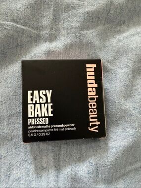 HUDA BEAUTY Easy Bake Pressed Powder - Black & Pink Packaging